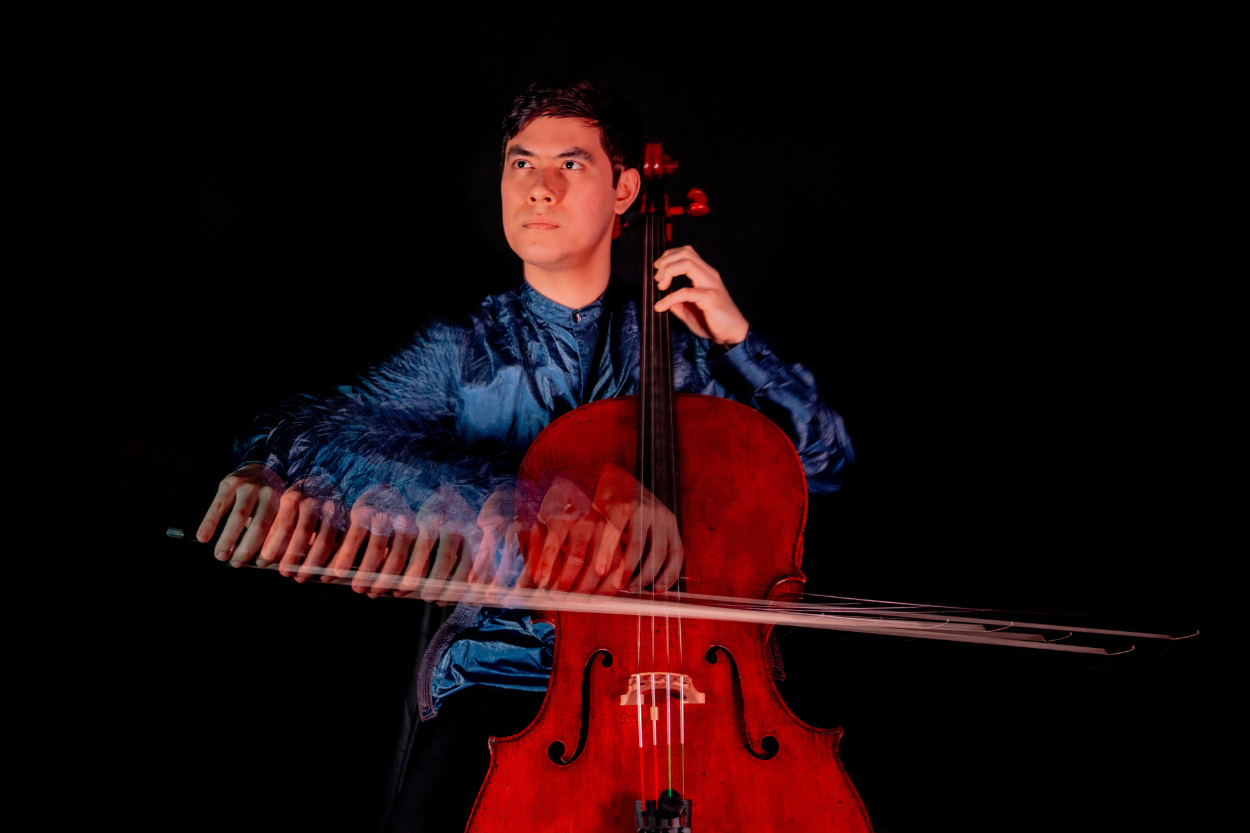 Zlatomir Fung plays cello.