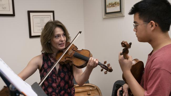 Photo of school of music faculty member Irina Muresanu giving a lesson